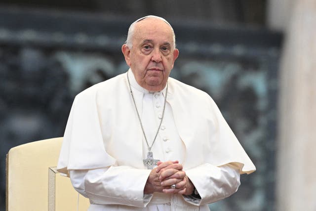 <p>El papa Francisco “aún no está fuera de peligro”, advirtieron sus médicos una semana después de su ingreso en el hospital por bronquitis crónica, condición que luego derivó en neumonía</p>