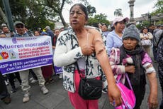 Pacientes renales protestan en Ecuador para exigir al gobierno que pague su deuda a dializadoras