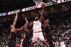 Herro aporta 28 puntos a triunfo de Heat, 120-111 sobre Raptors en tiempo extra