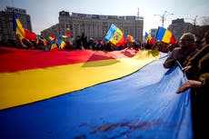 Protestan miles en capital de Rumania en apoyo a Georgescu tras anulación de elección presidencial