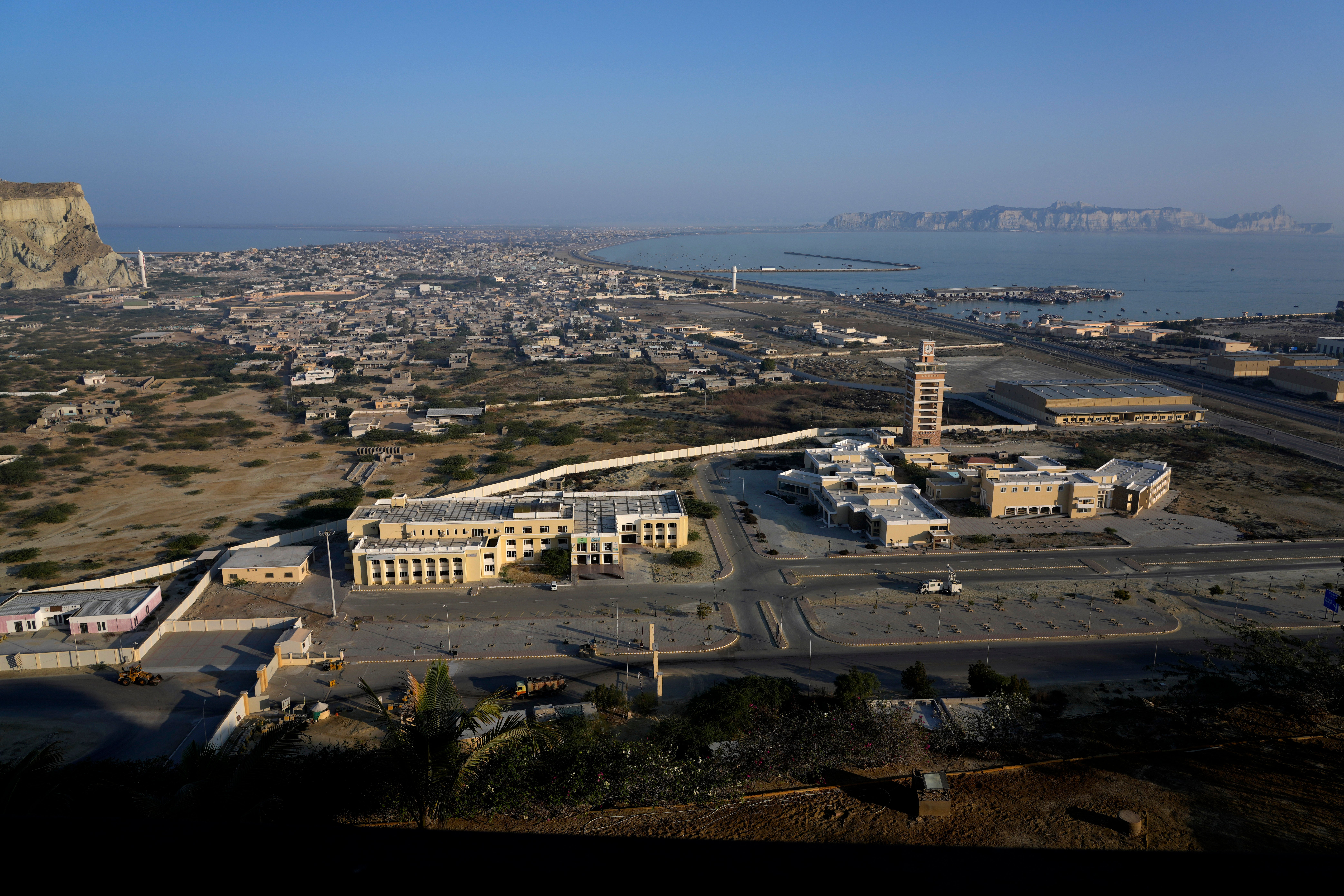 Vista de la zona recientemente urbanizada (abajo) y del centro de la ciudad desde lo alto de una colina en Gwadar, ciudad costera de Baluchistán, Pakistán, el 14 de enero de 2025