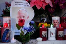 El papa Francisco pasa una noche tranquila tras una crisis respiratoria y una transfusión de sangre