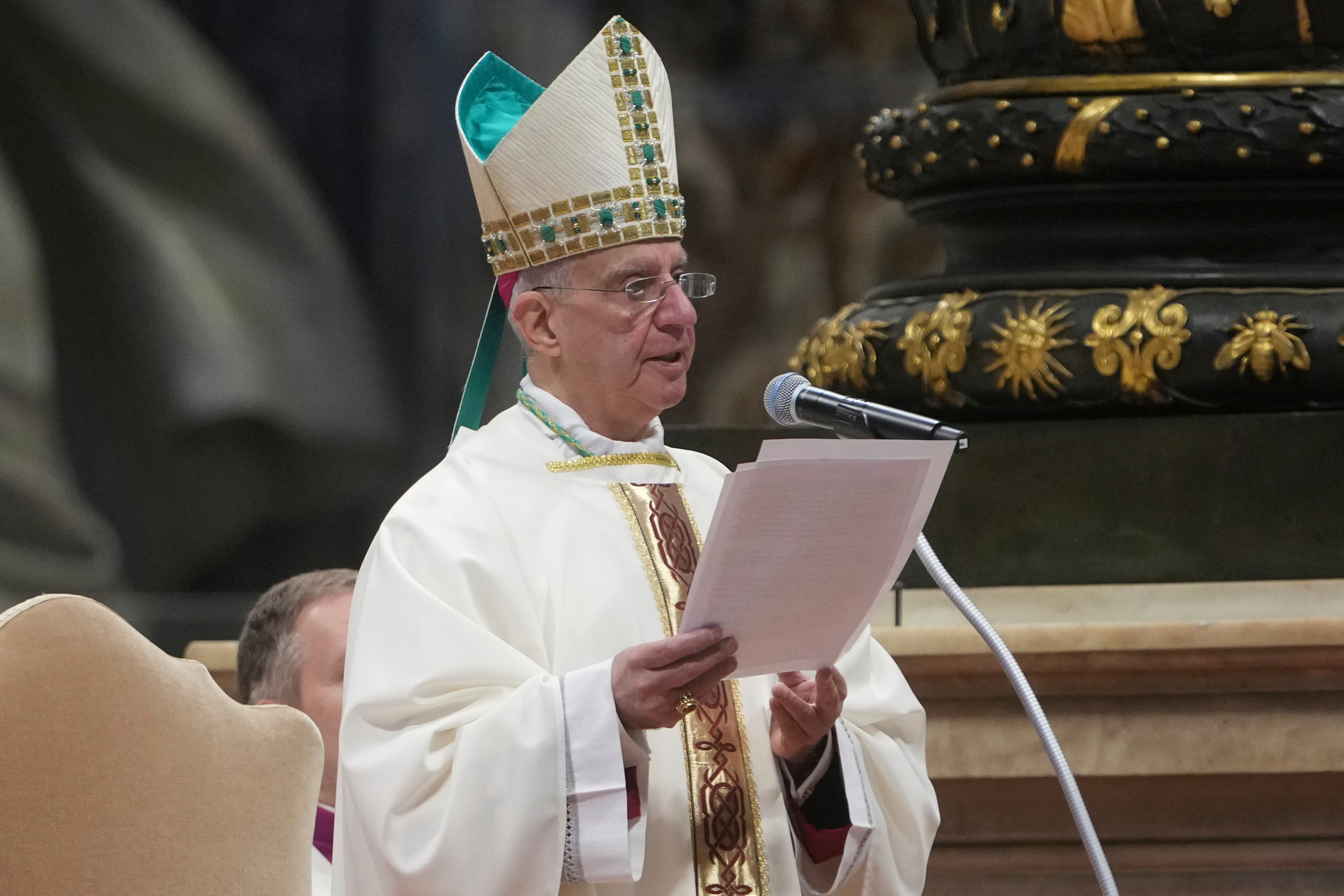 El arzobispo Rino Fisichella lee la homilía escrita por el papa Francisco durante una misa por el jubileo de los diáconos el domingo