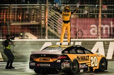 Bell supera a Hocevar y Larson al tomar la delantera en tiempo extra en NASCAR en Atlanta