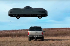 El primer coche volador del mundo salta sobre un vehículo en una prueba pública