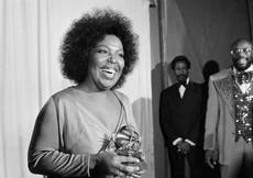 Muere Roberta Flack, cantante ganadora de un Grammy y con un estilo íntimo, a los 88 años