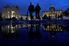 Miles de personas se reúnen frente al Vaticano para orar por la salud del papa Francisco