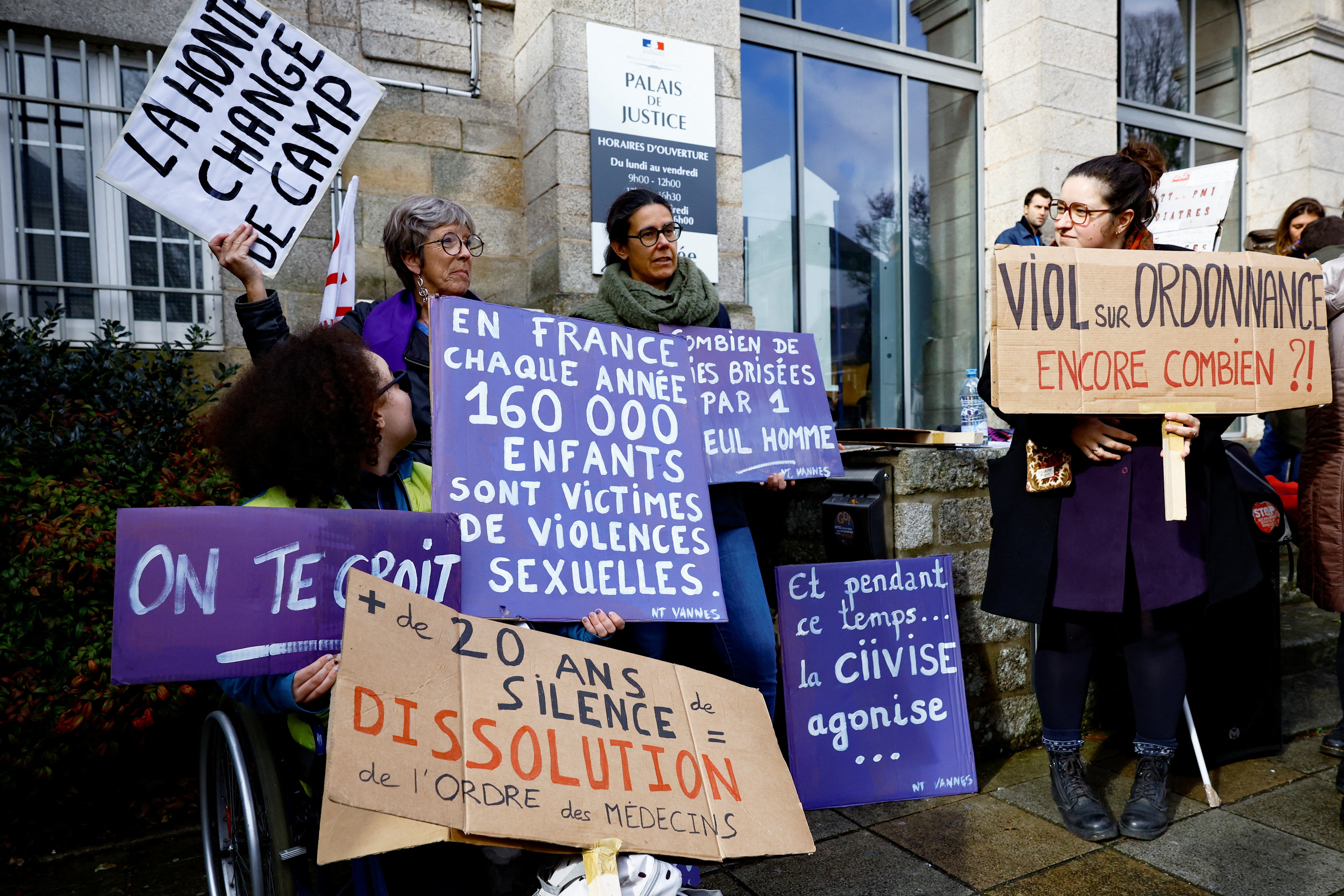 Miembros de colectivos de mujeres, médicos, organizacioens sin fines de lucro y sindicatos se manifiestan ante el tribunal, el día del juicio del excirujano Joel Le Scouarnec