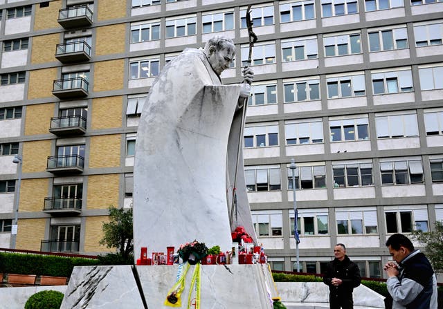 <p>Fieles rezan a las puertas del Hospital Gemelli de Roma, donde el papa Francisco continúa en estado crítico </p>