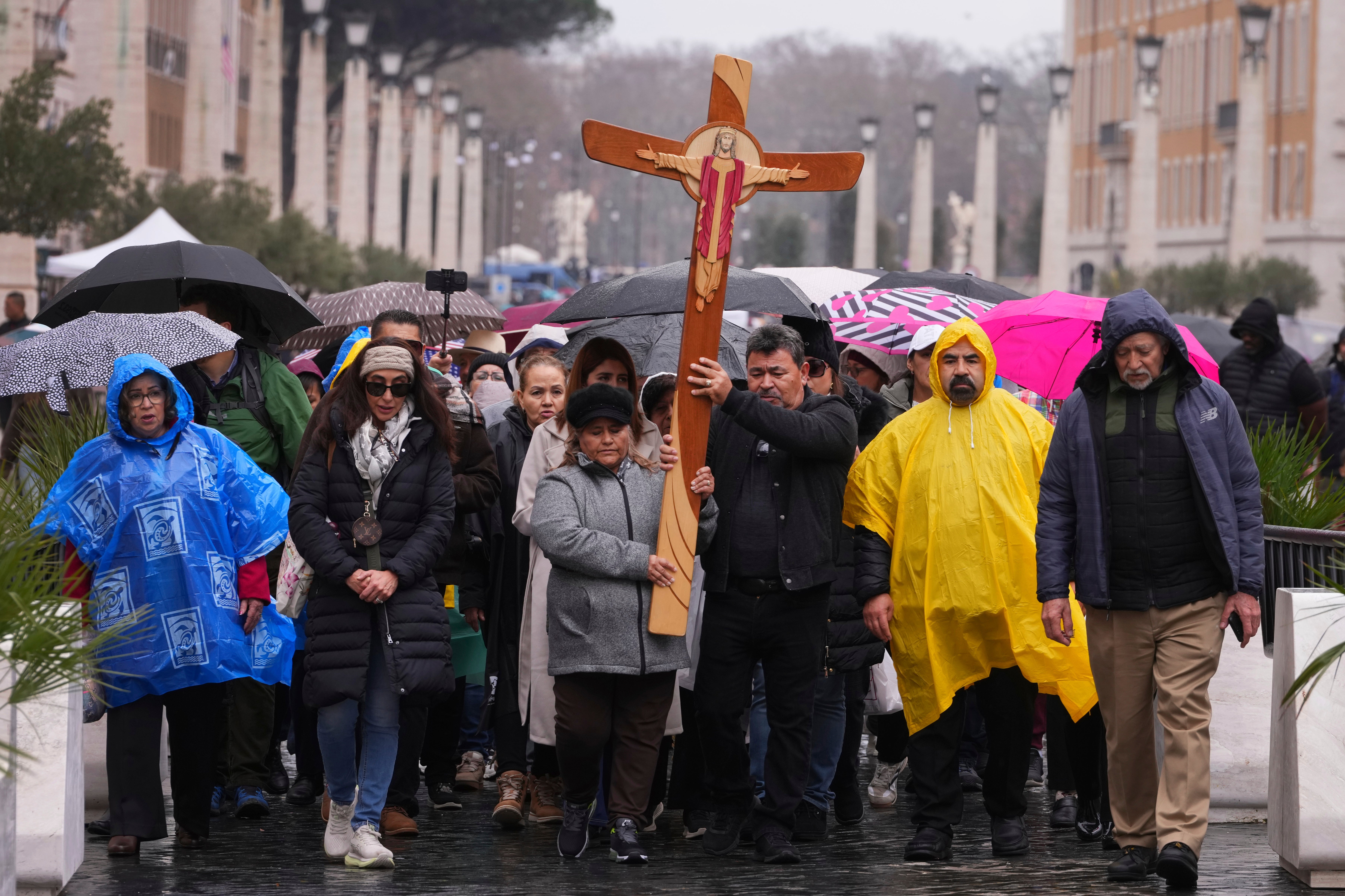 Peregrinos caminan bajo la lluvia en el Vaticano