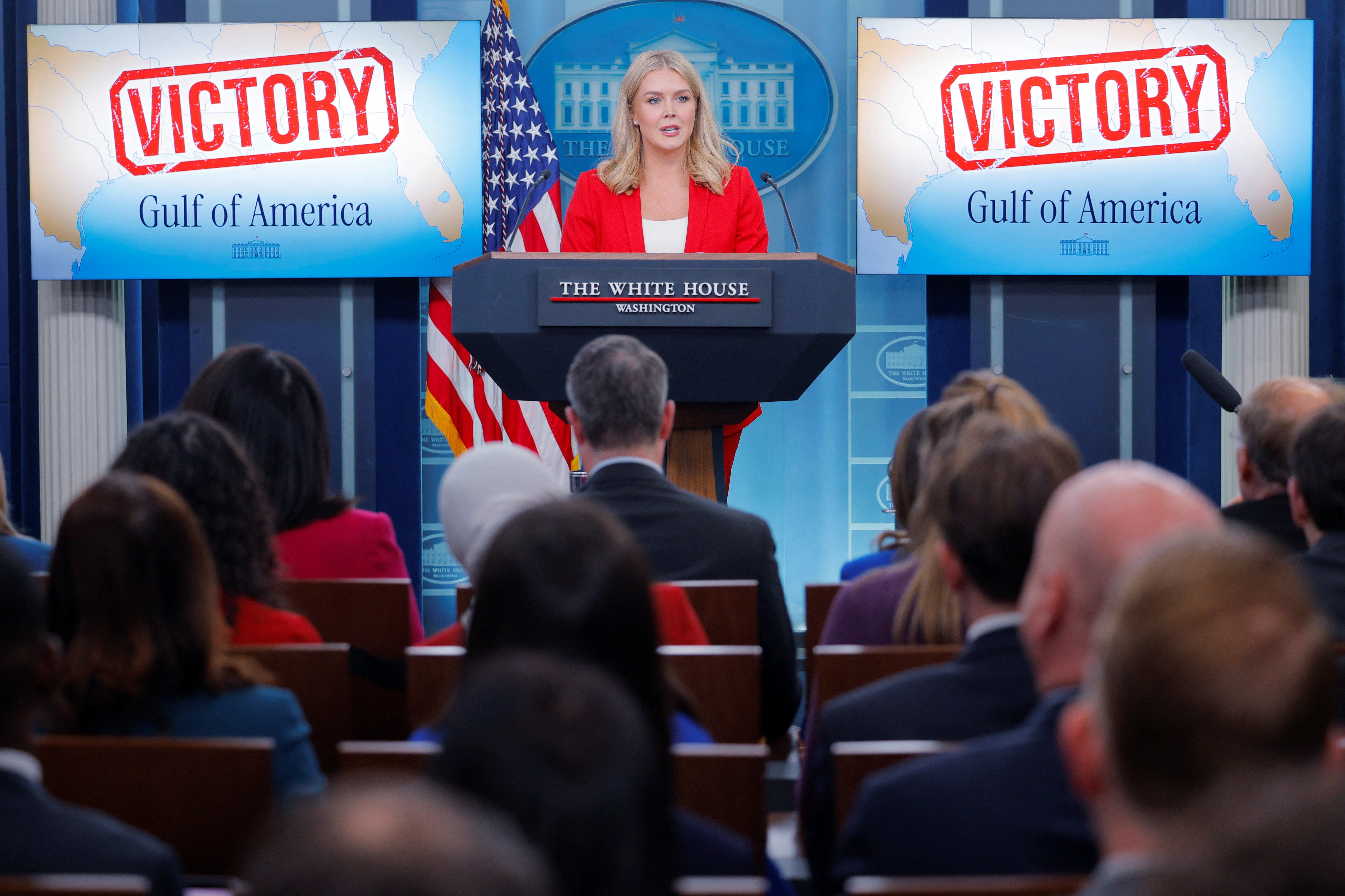 La secretaria de Prensa de la Casa Blanca, Karoline Leavitt, compareció el martes y defendió el trato dado a los inmigrantes en Guantánamo