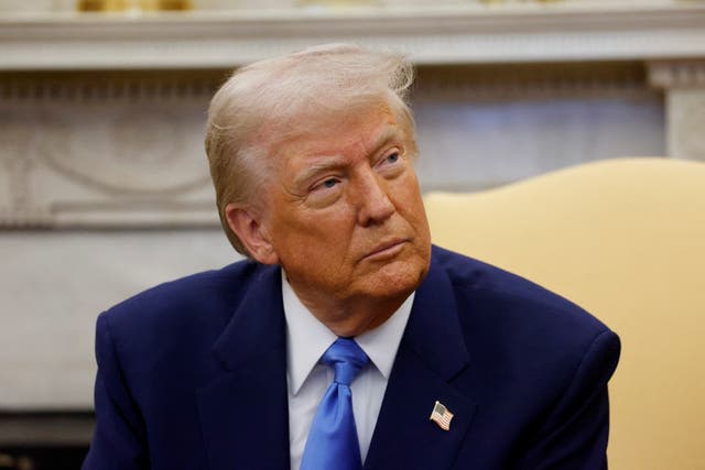 <p>El presidente Donald Trump estrena este martes en el Despacho Oval la “tarjeta dorada”, una nueva vía para obtener la ciudadanía estadounidense</p>