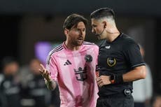 MLS multa a Messi por poner la mano en el cuello de asistente del NYCFC