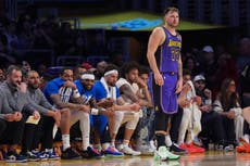 Doncic logra triple-doble ante su equipo anterior y Lakers derrotan 107-99 a Mavericks