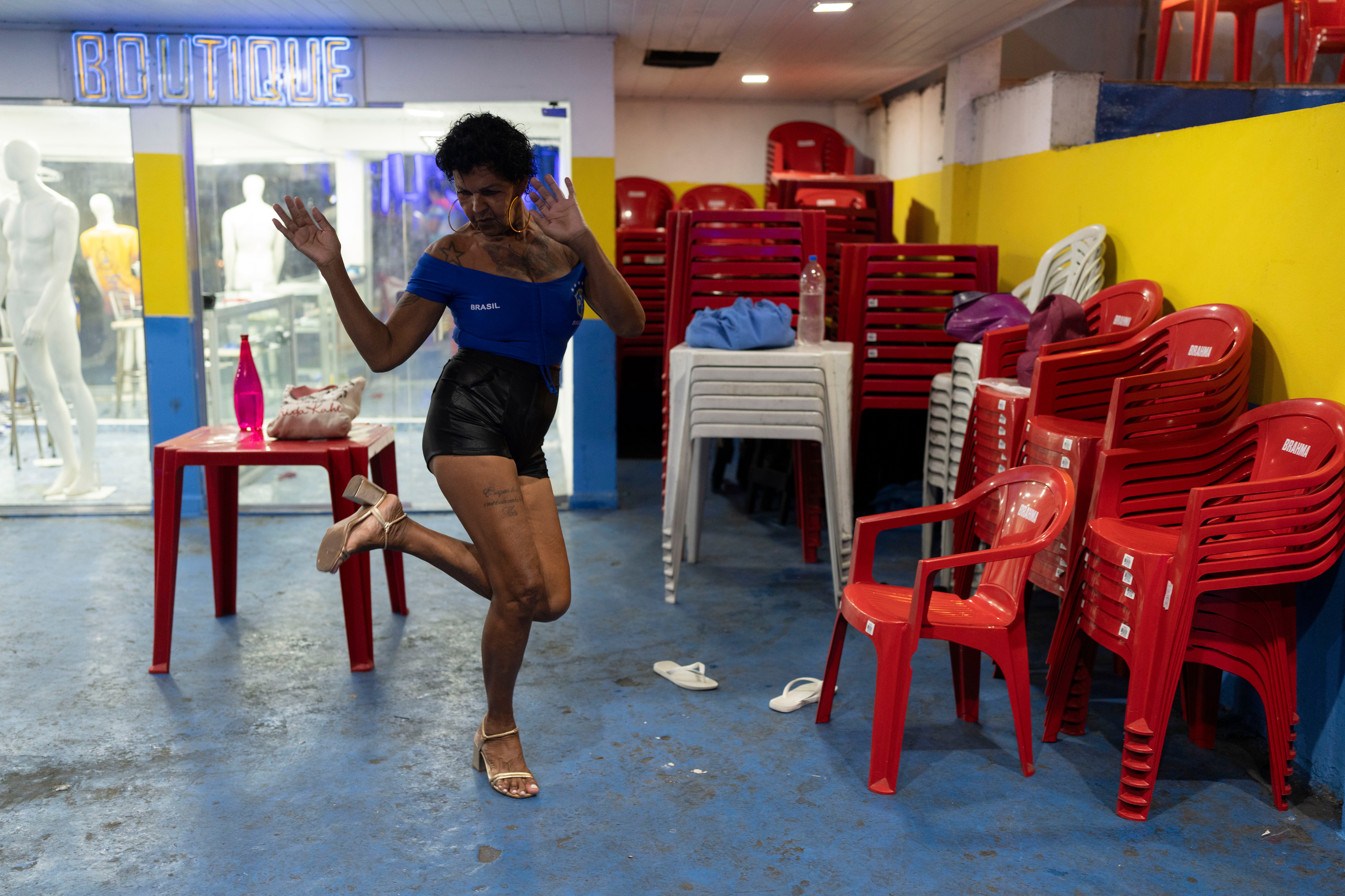 BRASIL-CARNAVAL-DESFILE-TRANS
