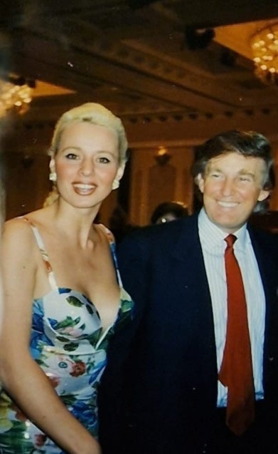 Beatrice Keul junto a Donald Trump en una fotografía de 1993