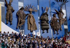 Largo carnaval andino desborda de colores y música las calles de ciudades en Bolivia