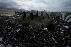 Protestas multitudinarias canalizan la creciente ira por un desastre ferroviario en Grecia