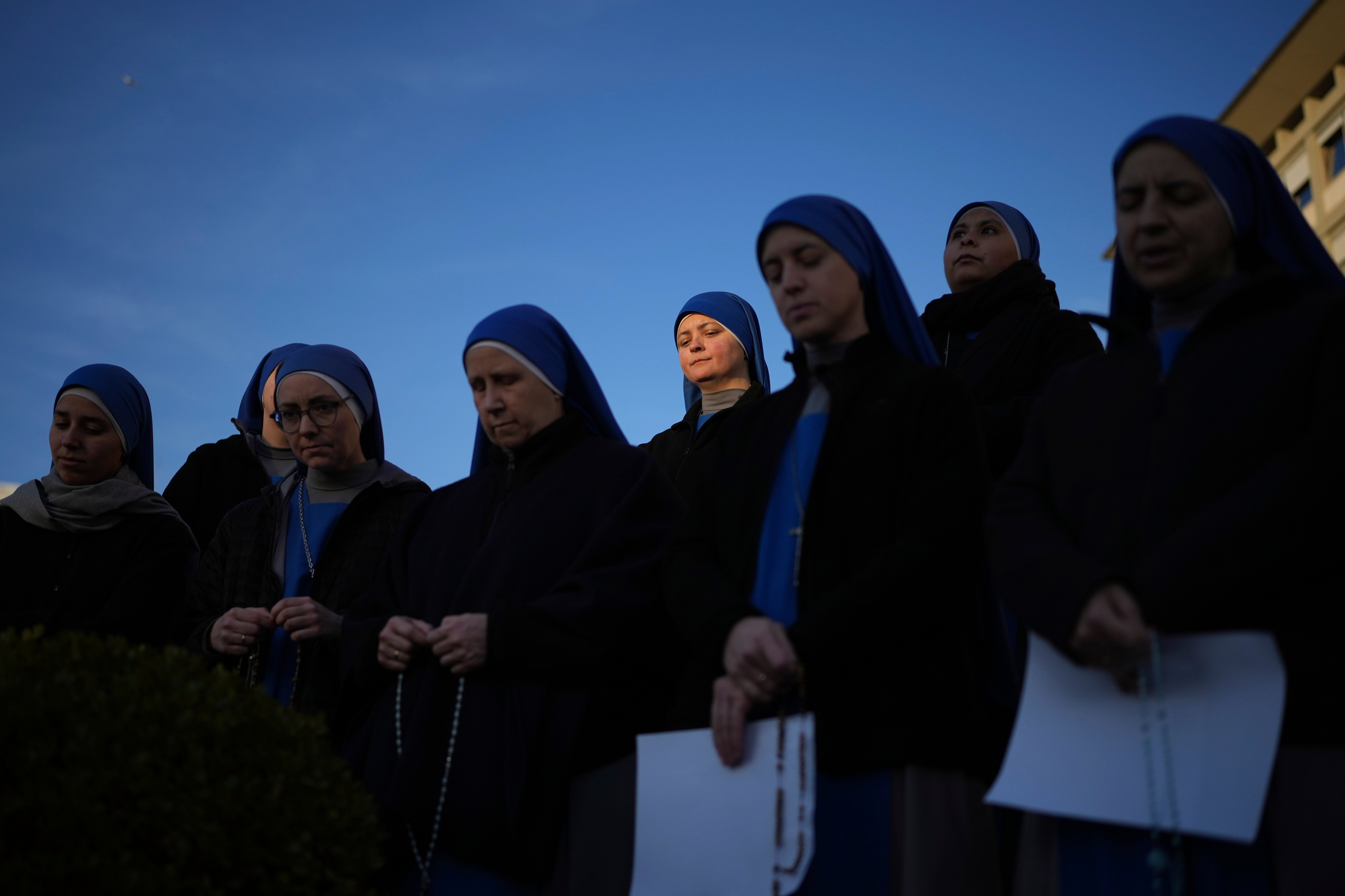 Monjas rezan por el papa Francisco ante el Policlínico Agostino Gemelli, en Roma