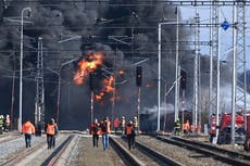 Un tren de carga descarrila en República Checa, provocando un gran incendio