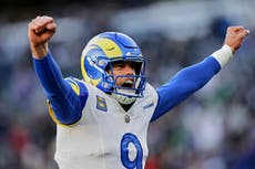 El QB Matthew Stafford firma un contrato reestructurado y acuerda quedarse con los Rams