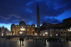 La vida imita al arte: La película "Cónclave" frente a lo que está pasando en el Vaticano