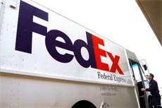 Avión de FedEx realiza aterrizaje de emergencia tras choque con ave e incendio de motor