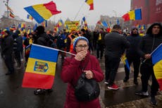 Decenas de miles de manifestantes protestan antes de repetición de elecciones en Rumania