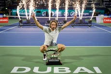 Tsitsipas pone fin a racha de derrotas en finales de ATP 500 al vencer a Auger-Aliassime en Dubái