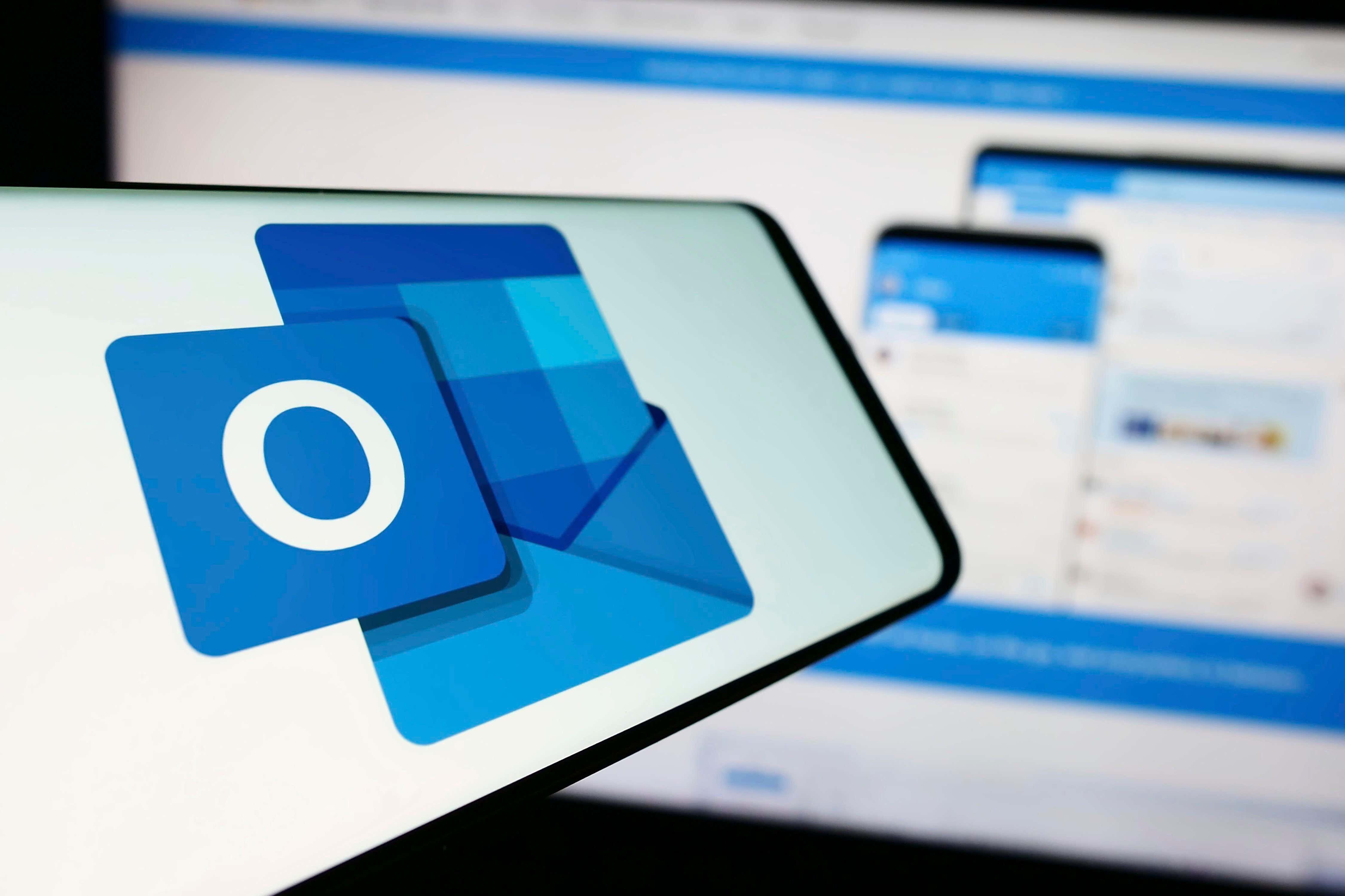 La página de estado de Microsoft 365 primero indicó que estaba investigando un problema con Outlook l
