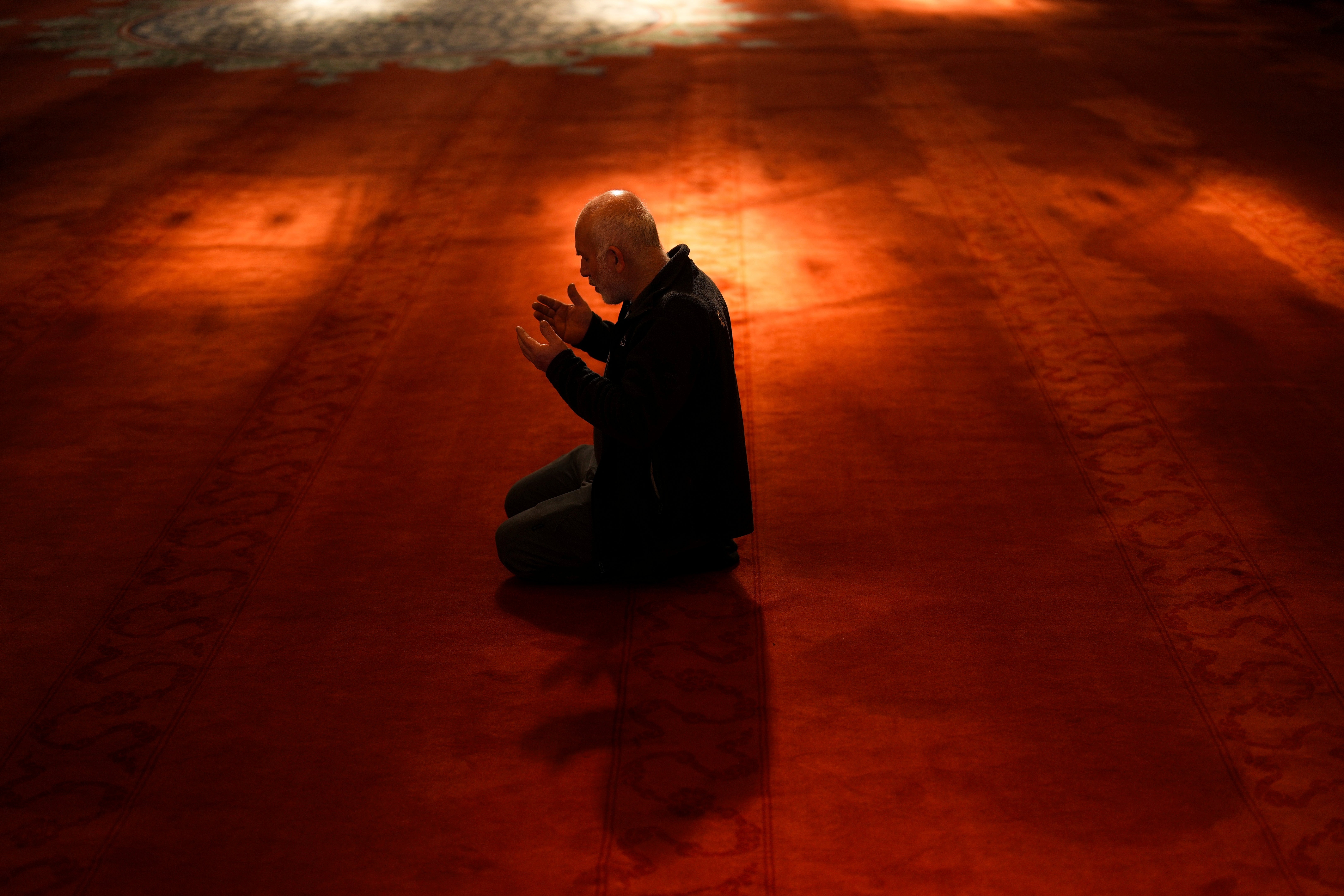 Durante el Ramadán, los musulmanes intensifican la oración y la devoción.