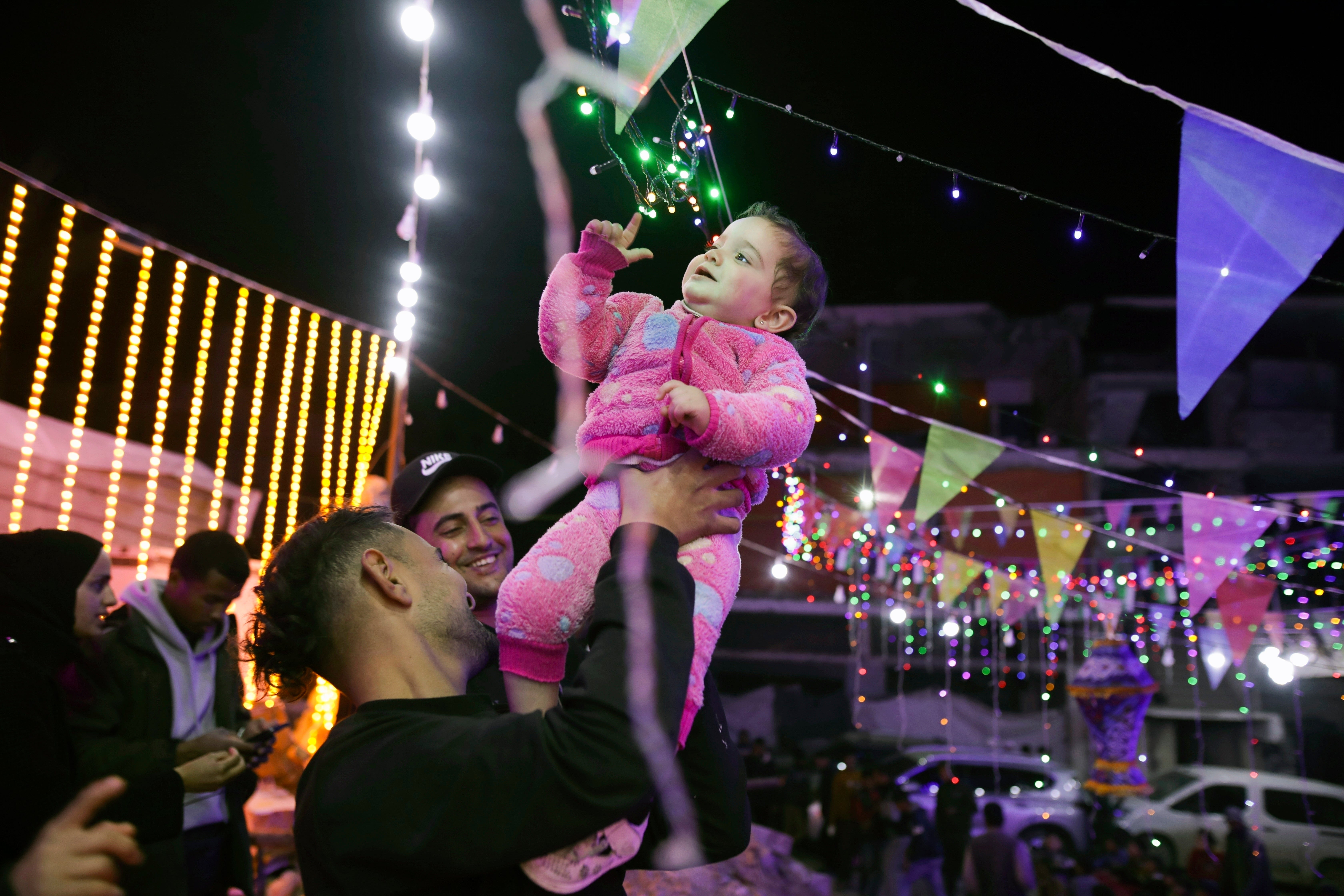 AP Fotos: Musulmanes en Oriente Medio observan el Ramadán en medio de agitación y caos posbélico