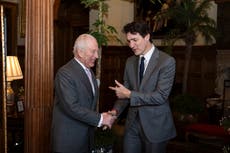 El rey Carlos III recibe a Trudeau para conversaciones ensombrecidas por amenaza de Trump