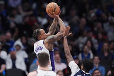 Kings derrotan 122-98 a los Mavericks, que pierden a Irving por lesión de rodilla