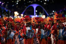 Con movimiento de muñeca, maestros percusionistas del Carnaval de Río mantienen a todos en el ritmo