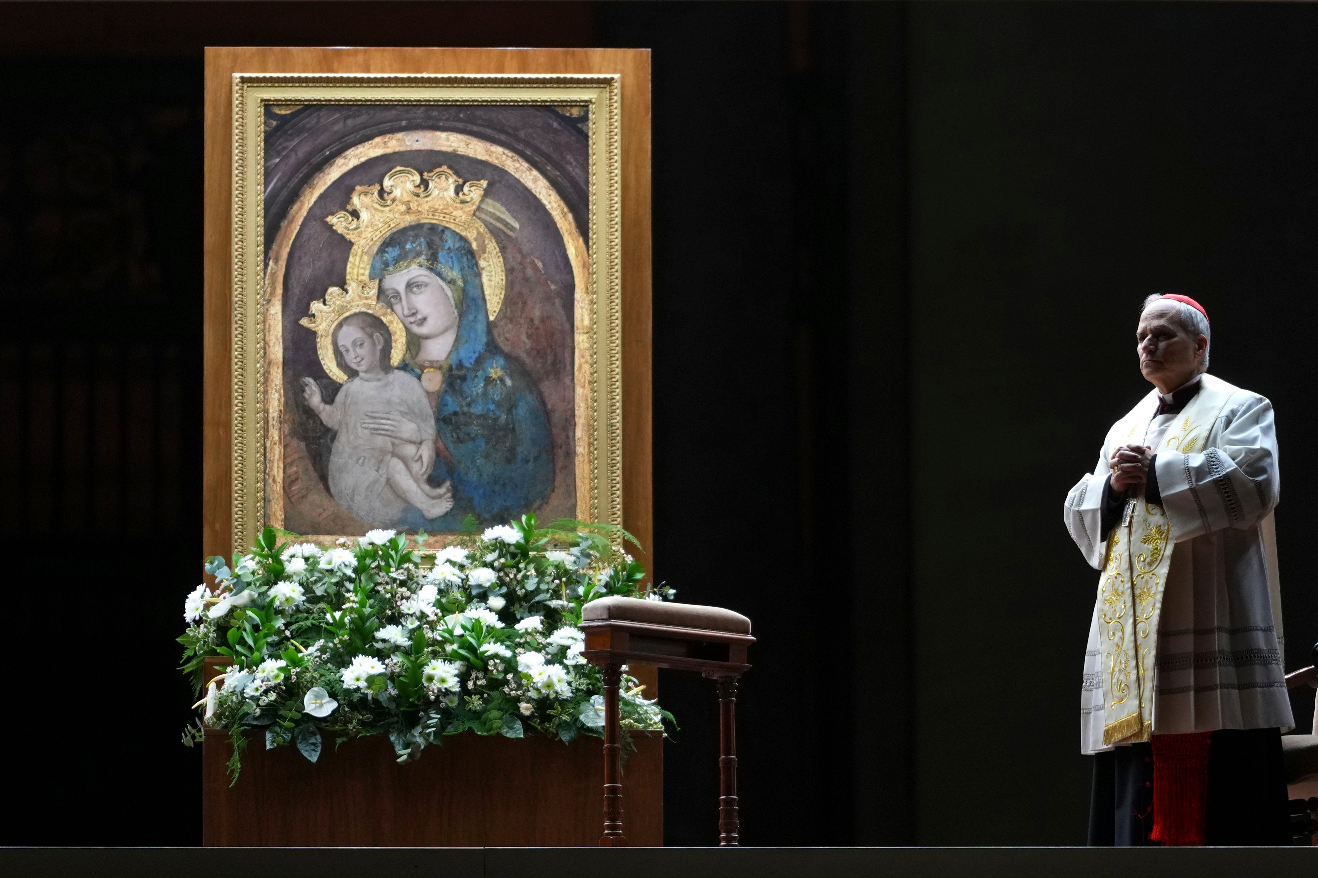 Robert Francis Prevost dirige el rezo del Santo Rosario por la salud del papa Francisco en la Plaza de San Pedro antes de la muerte del último papa
