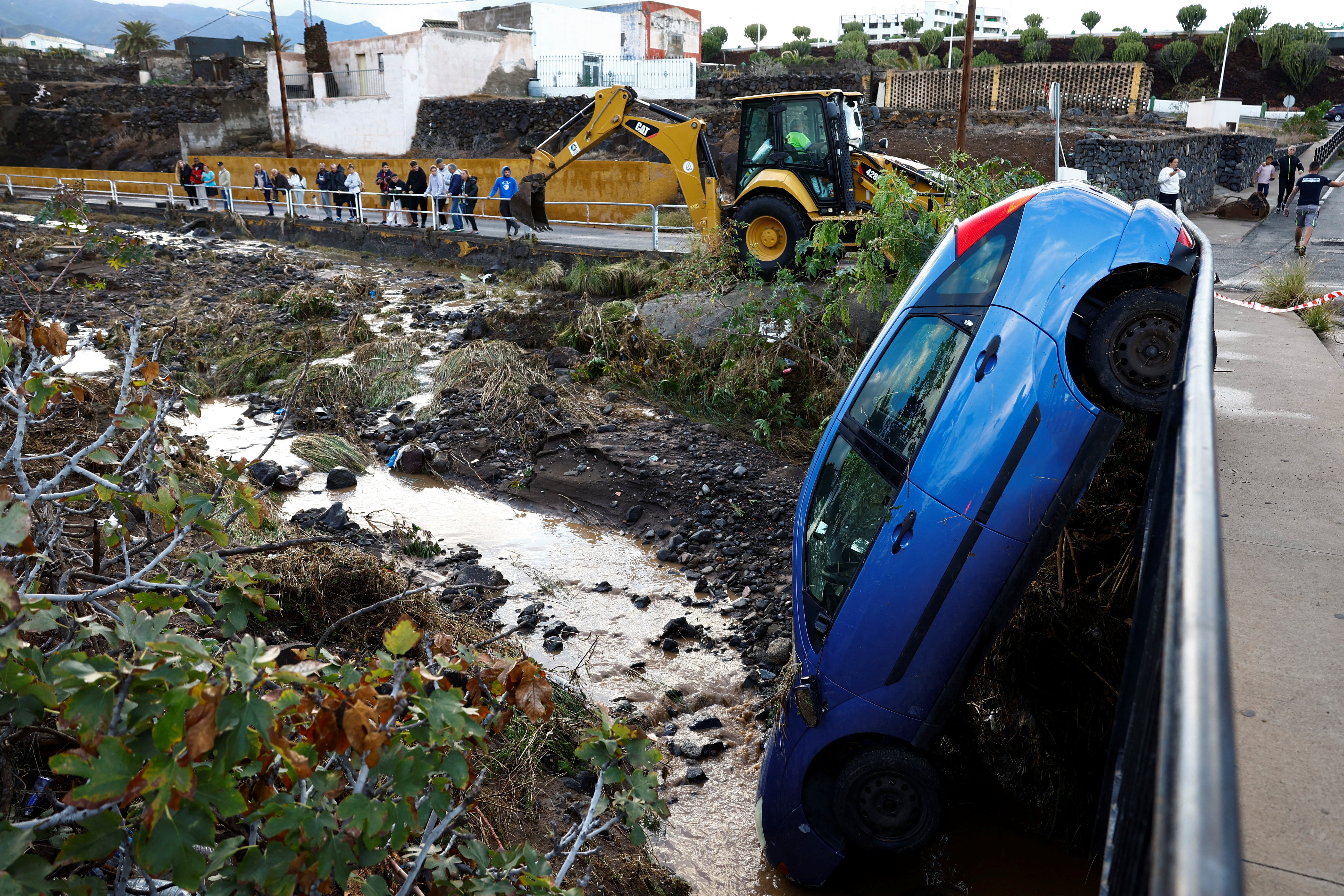 Los automóviles fueron arrastrados por las aguas