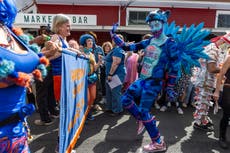 Nueva Orleans celebra el Mardi Gras con disfraces y festividades a pesar de amenazas de mal clima