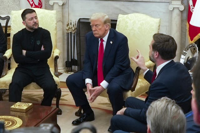 <p>El encuentro en el Despacho Oval entre el presidente de EE. UU., Donald Trump, el presidente de Ucrania, Volodímir Zelenski, y el vicepresidente J.D. Vance se convirtió en un tenso enfrentamiento público. No obstante, Zelenski aseguró que está dispuesto a colaborar con Trump para alcanzar la paz y poner fin a la guerra con Rusia</p>