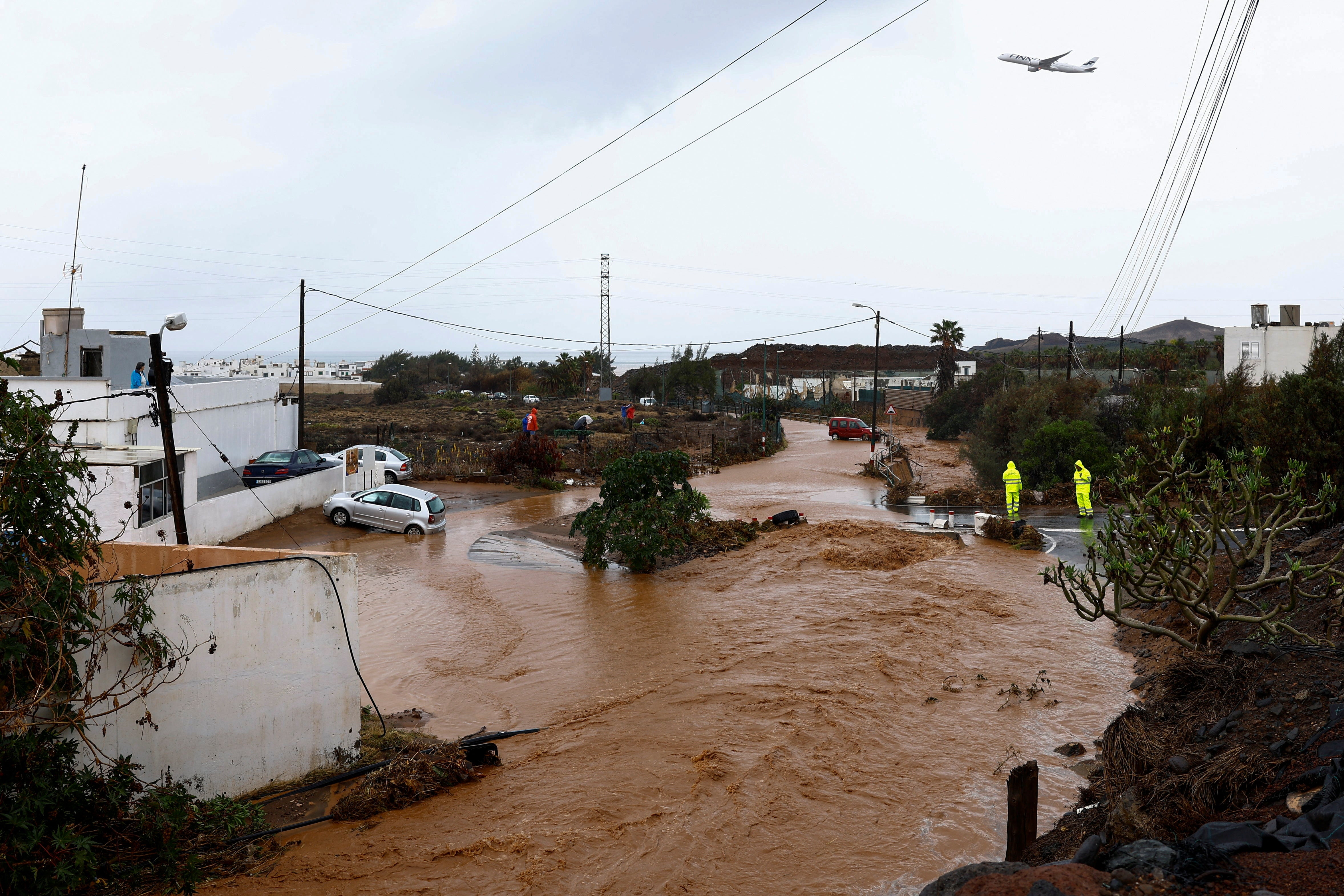 El agua de lluvia baja por el barranco de Ojos De Garza en Telde