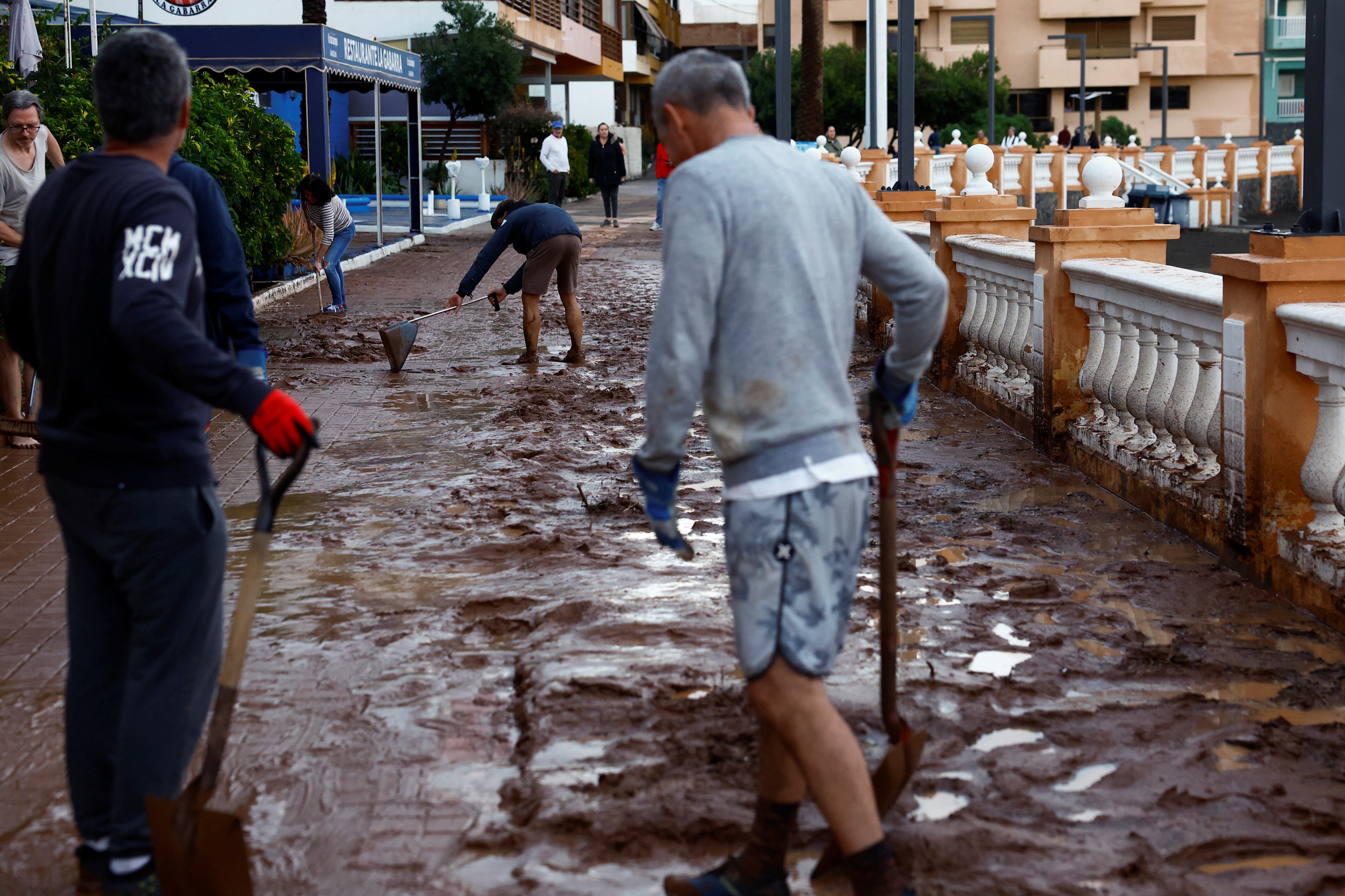 Los residentes tuvieron que limpiar tras los daños causados por las inundaciones