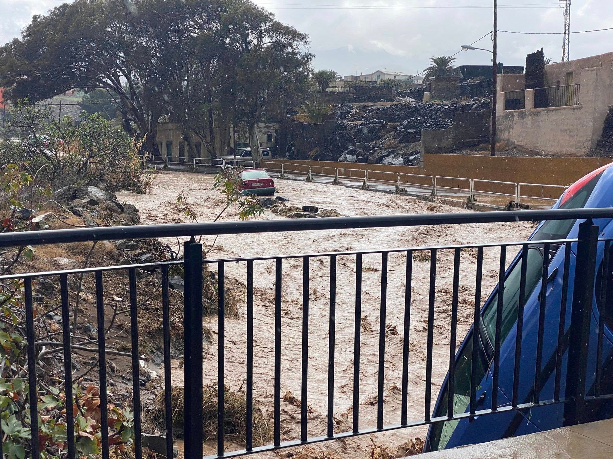 Un auto arrastrado por la corriente, en el barranco de Las Bachilleras, en la ciudad de Telde, en la isla de Gran Canaria