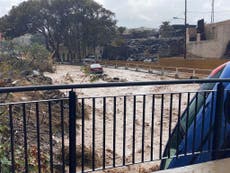 Fuertes inundaciones en Canarias: un auto es arrastrado hacia el mar