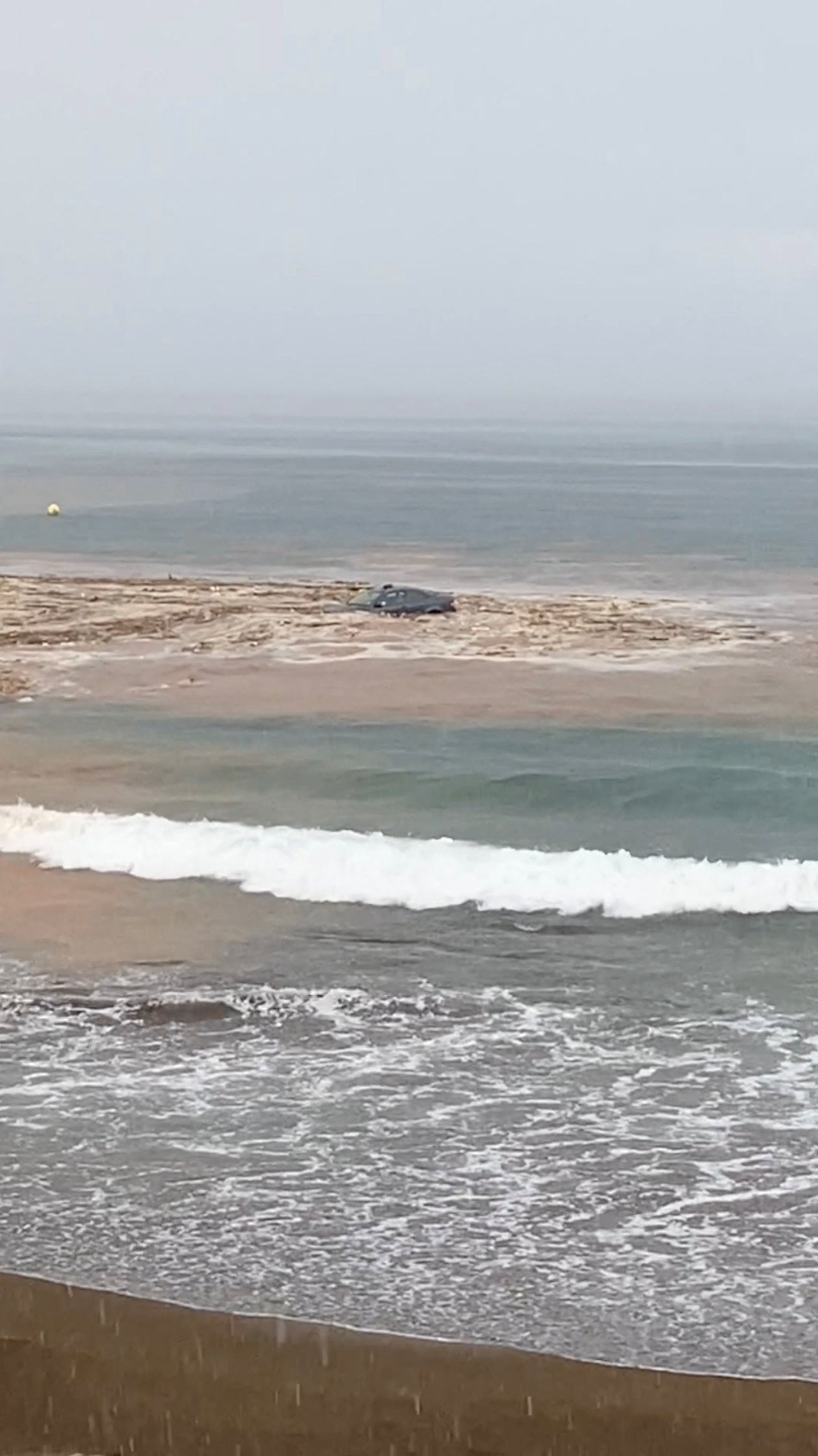 Un auto es arrastrado al mar de la playa de Salinetas