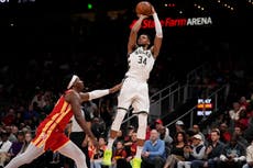 Giannis Antetokounmpo logra triple-doble y Bucks vencen a Hawks por 127-121