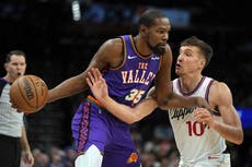 Durant anota 34 puntos y Suns remontan déficit de 23 para superar 119-117 a Clippers