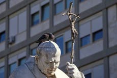 El papa descansa tras pasar la noche con mascarilla de oxígeno en su lucha contra la neumonía