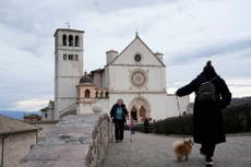 ¿Quién fue San Francisco, cuyo amor por los pobres, la creación y la paz inspira al papa Francisco?