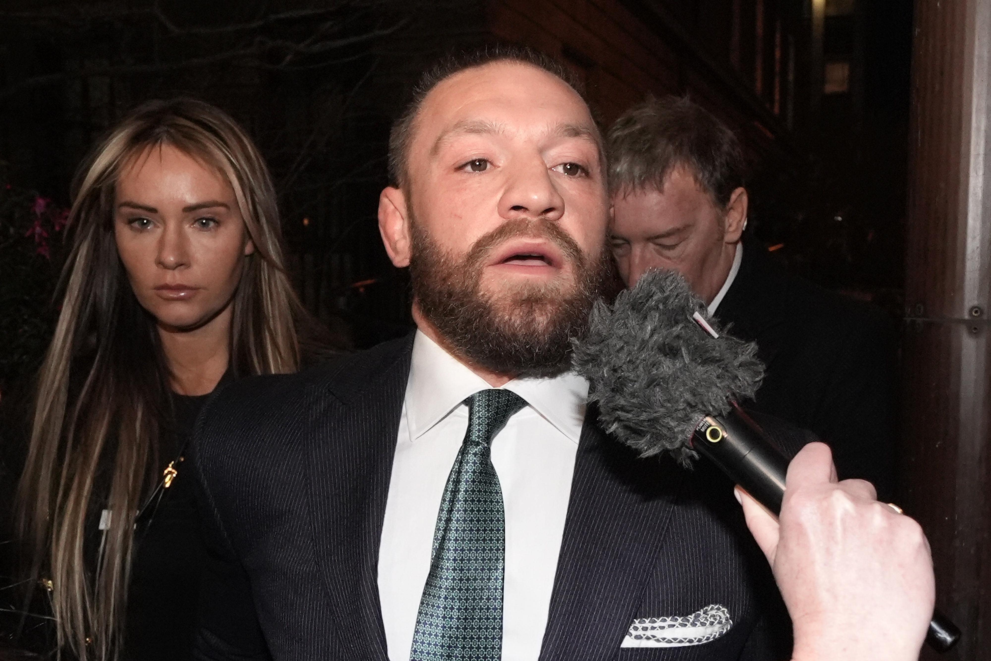 El peleador de artes marciales mixtas Conor McGregor y su pareja, Dee Devlin, salen del Tribunal Superior de Dublín