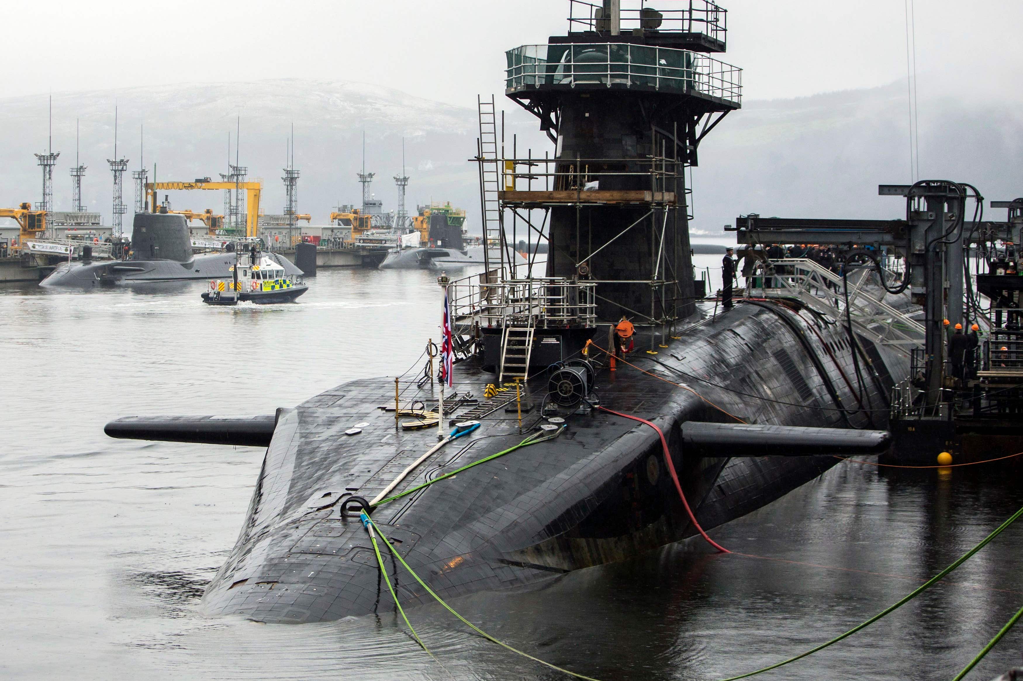 Submarino de clase Vanguard HMS Vigilant, uno de los cuatro submarinos portadores de ojivas nucleares del Reino Unido, en la Base Naval de Clyde